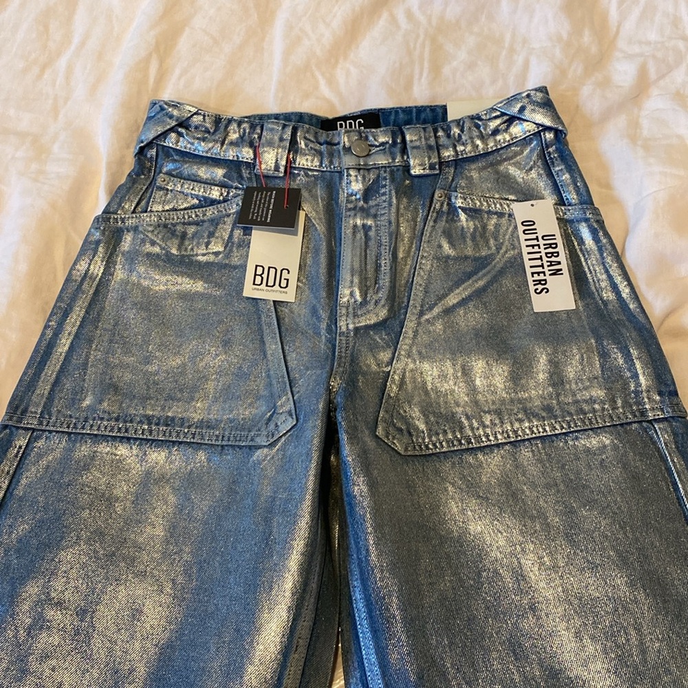 NWT BDG Bella Baggy Patch Pocket Silver Metallic Jeans. Size 27. Wide leg. - Picture 13 of 15